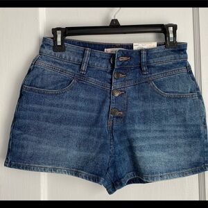 NWT- SO Junior High Rise Curvy Mom Shorts 2.5 “inseam, 3/26